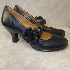NEW🌀 Black Leather Flower Detail Mary Jane Heel